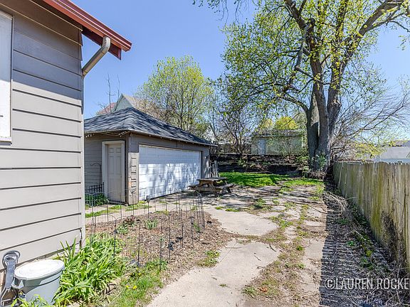 3rd image of 1918 Coit Ave NE