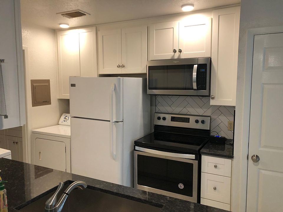 Kitchen west