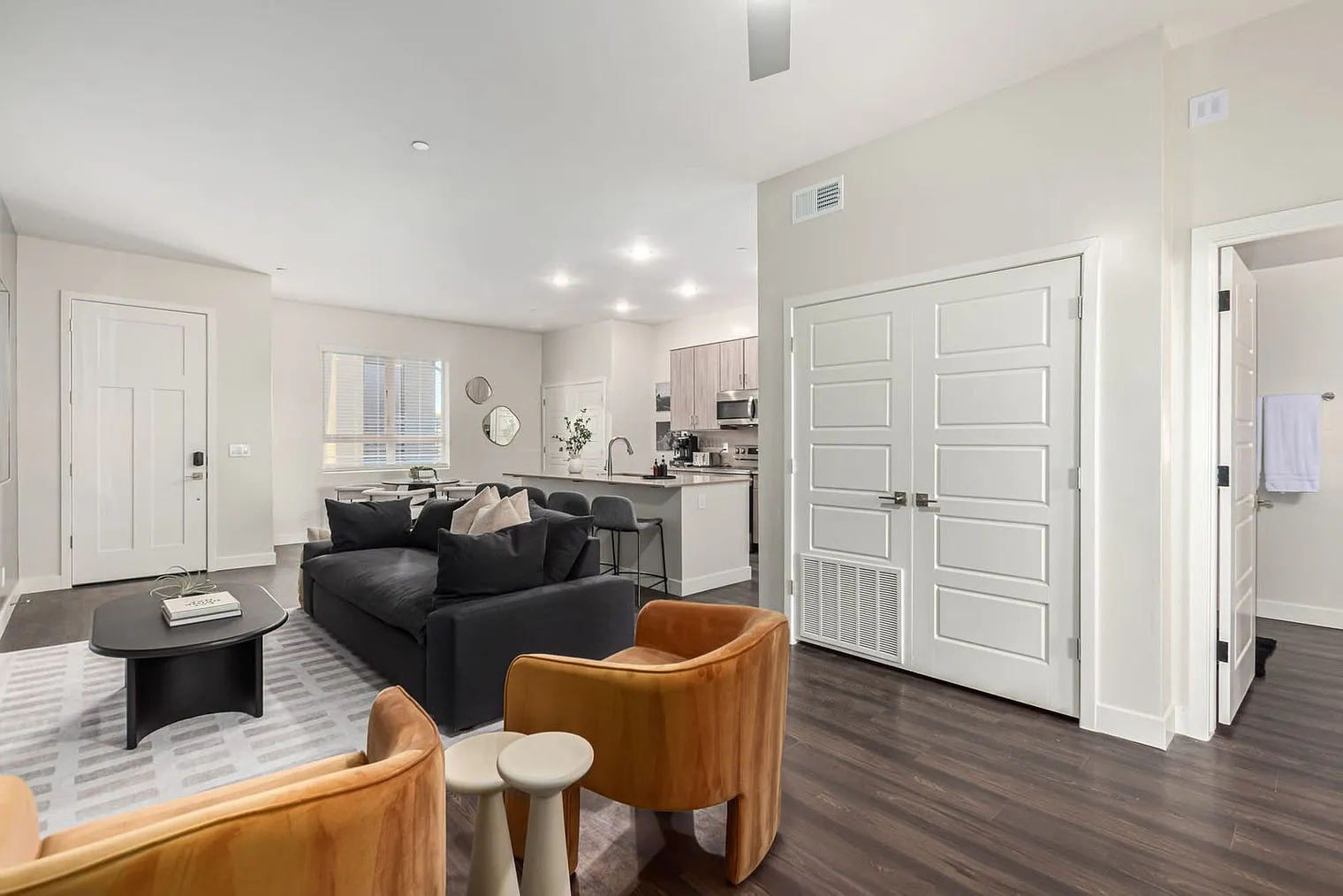 1 bed, 1.0 bath, 979 sqft, $2,589 — Photo 1