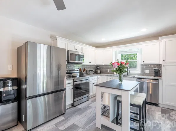 11 Summit Dr, Arden, NC 28704