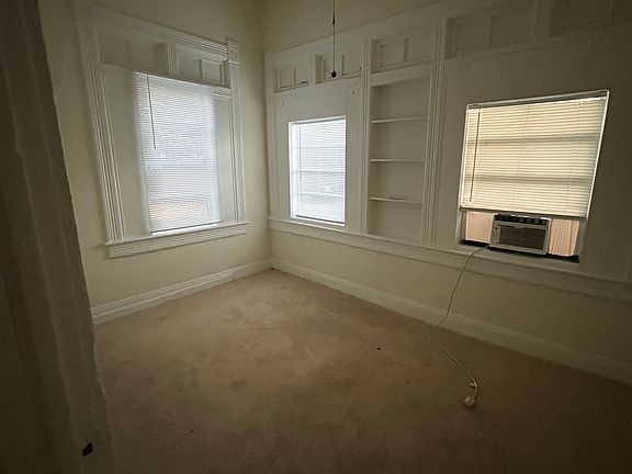 4th image of 2137 Oak St APT 4