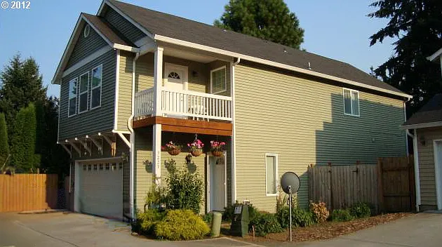 3223 E 27th Cir