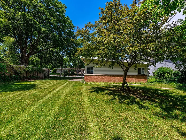 277 Somonauk St — Photo 17