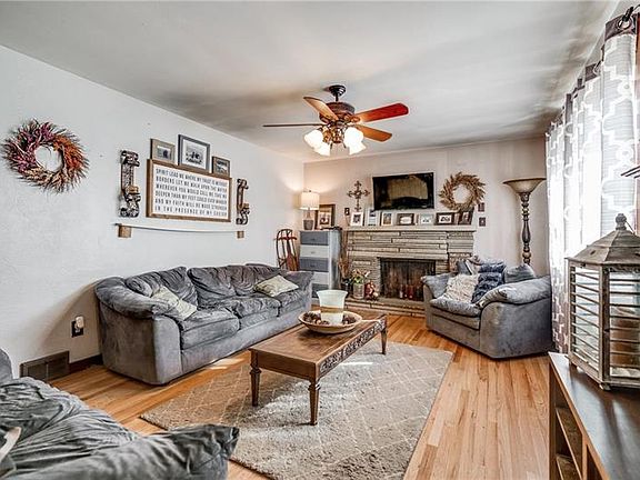 3rd image of 40 Greenview Dr