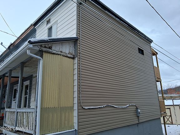 4th image of 633 E 4th St