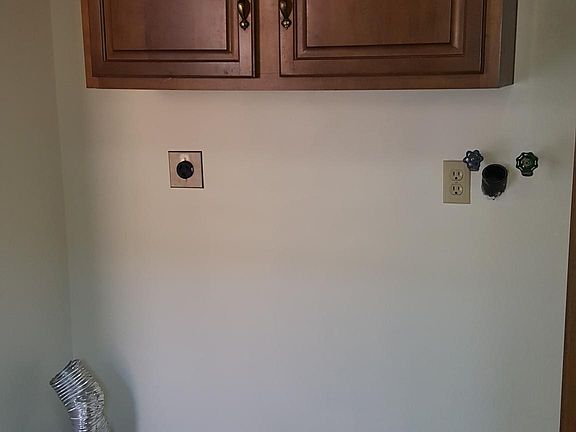 Washer & Dryer hookups
