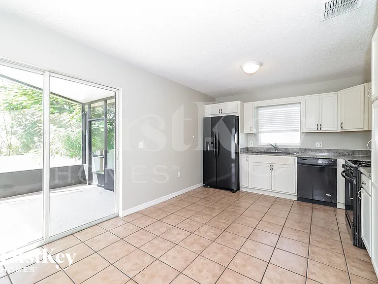 945 Kenbar Ave — Photo 5