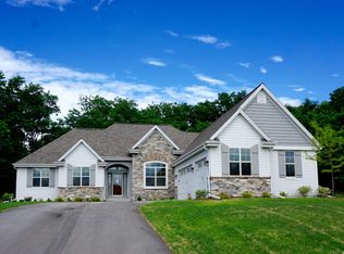 S38W27138 Cider Hills Dr, Waukesha, WI 53189