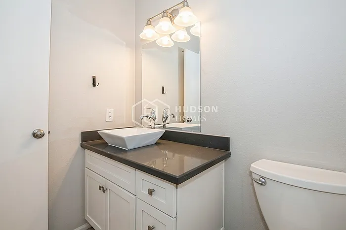 2708 W Temple St — Photo 14