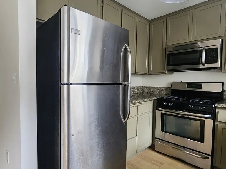 1810 Malcolm Ave #206 — Photo 6