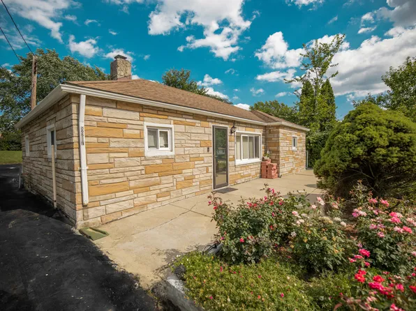 8917 S Palisades Rd, Willowbrook, IL 60527