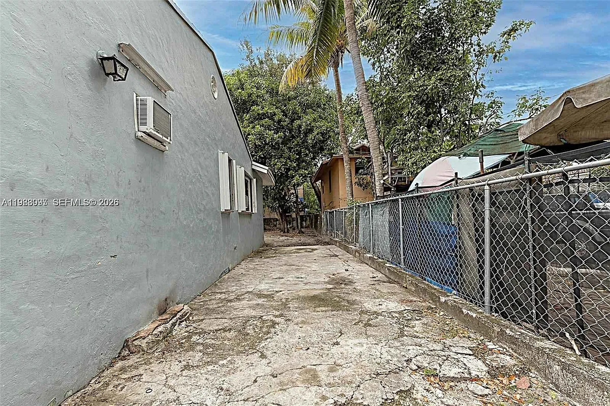 Building Photo - 259 NE 56th St