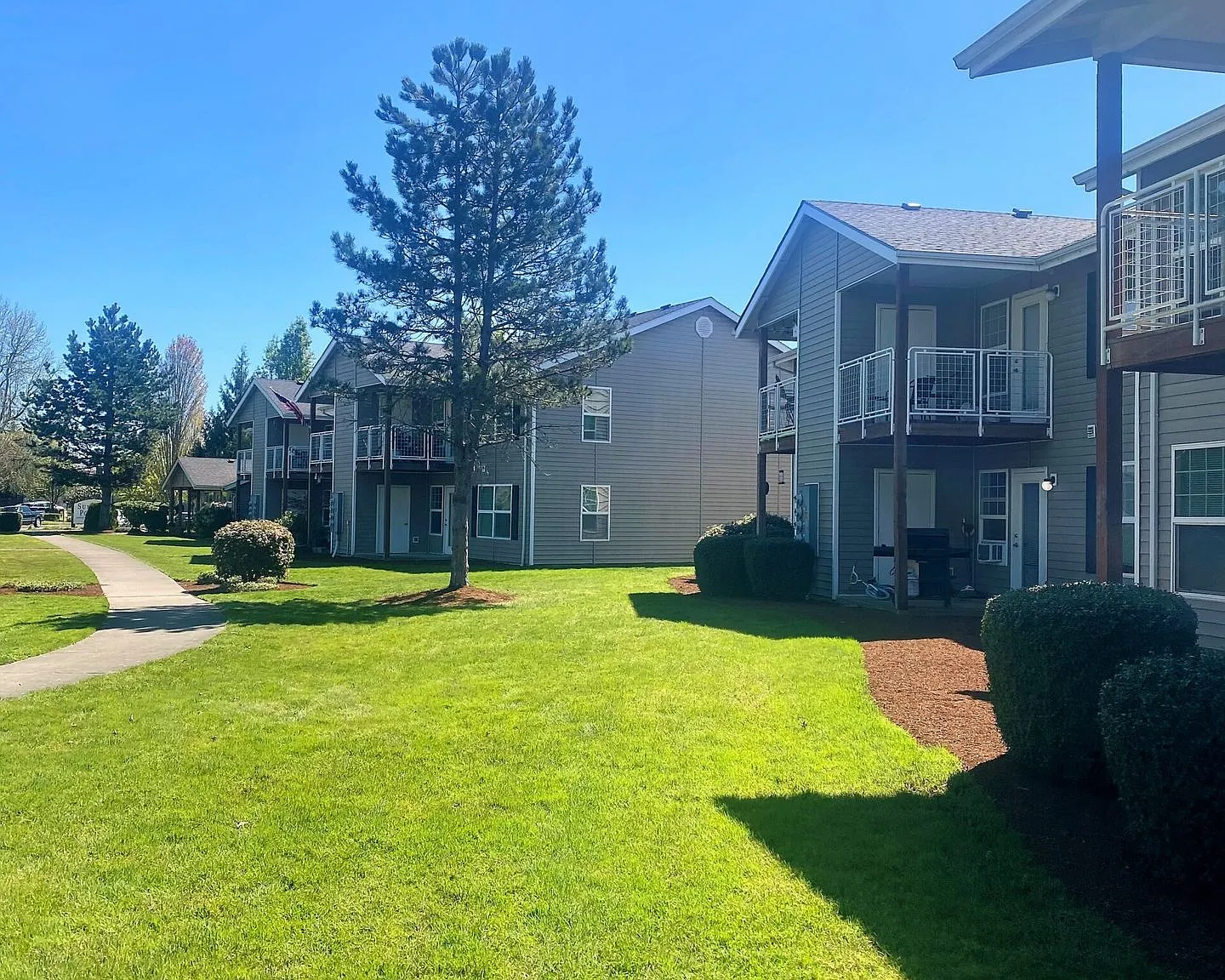 Sunrise Pointe Apartments — Photo 1