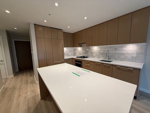 5th image of 110 E 17th St #415