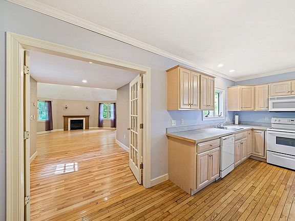 4th image of 38 Grove St