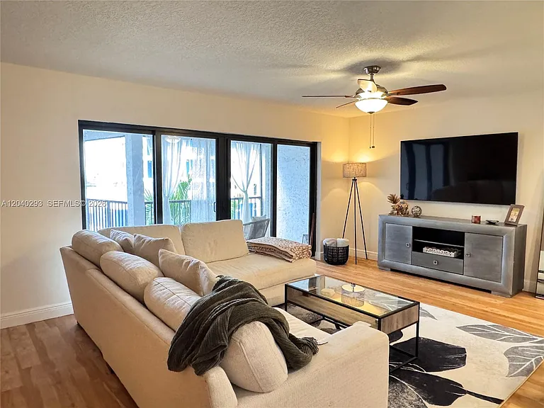 520 Orton Ave #503 — Photo 10