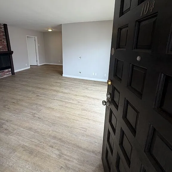 1818 Kelton Ave #104 — Photo 1
