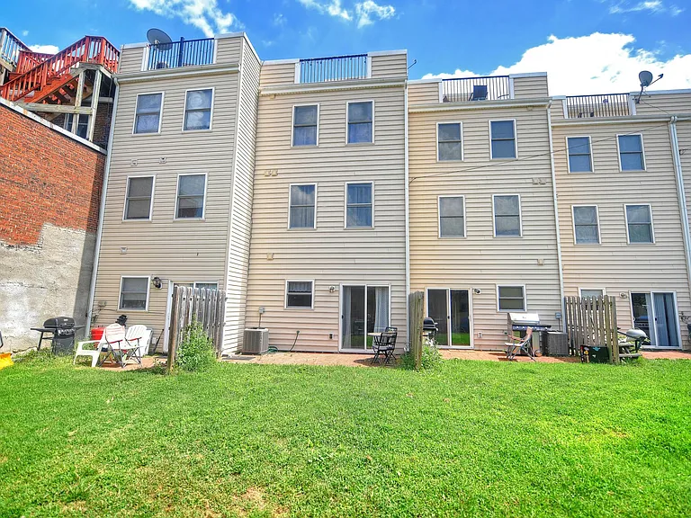 1624 Light St — Photo 11