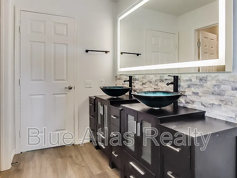 1329 E Windsor Dr — Photo 17