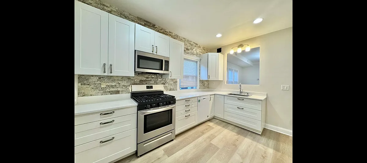 Building Photo - 6228 N Artesian Ave #2