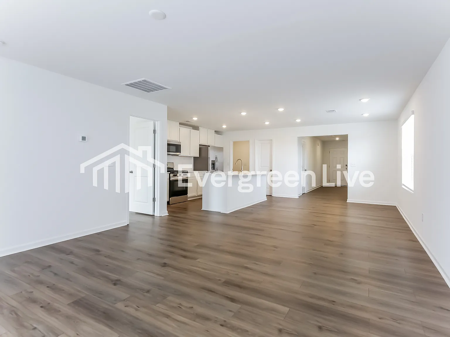 5 bed, 2.5 bath, 2306 sqft, $1,920 — Photo 4