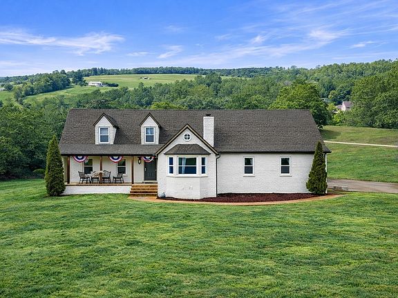 2nd image of 900 Dories Ln