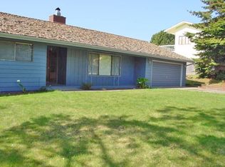 805 Paradise Ln, Brookings, OR 97415