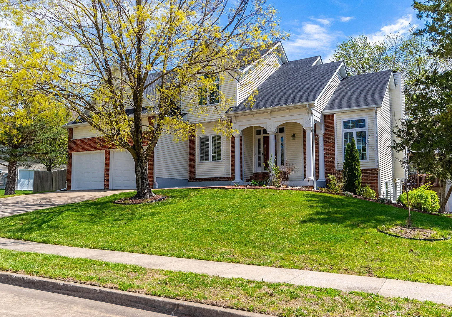 4 bed, 3.5 bath, 2807 sqft, $2,300 — Photo 1