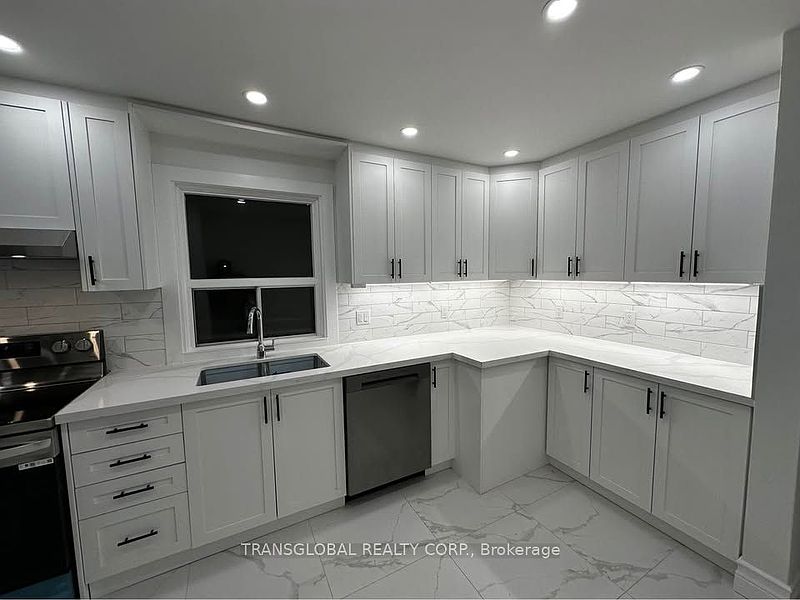 Toronto House for rent - 3 Bedrooms — photo 2