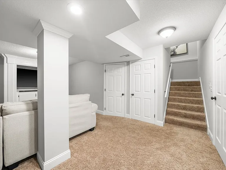 1002 N Clinton St — Photo 32