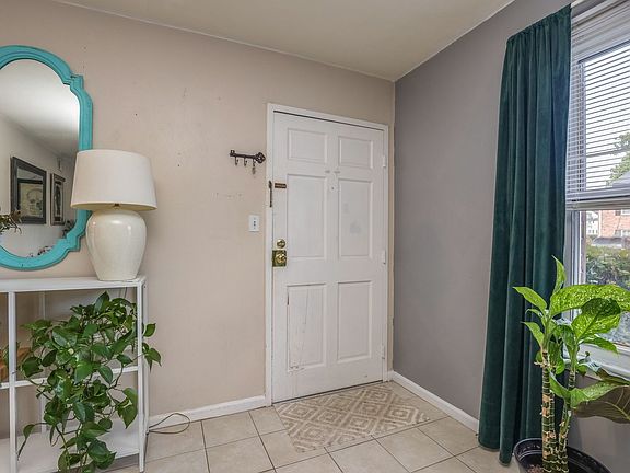 5th image of 1019 Barclay Sq