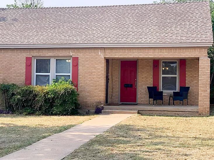 1st image of 618 College Dr