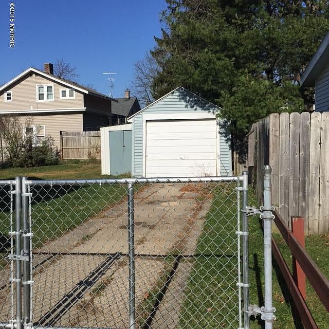 2nd image of 739 Graceland St NE