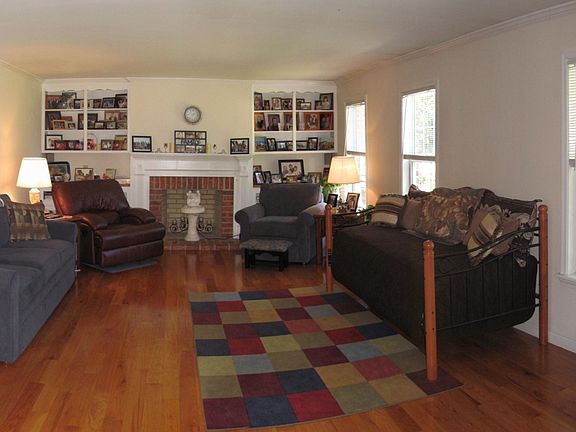 Family Room w Fireplace