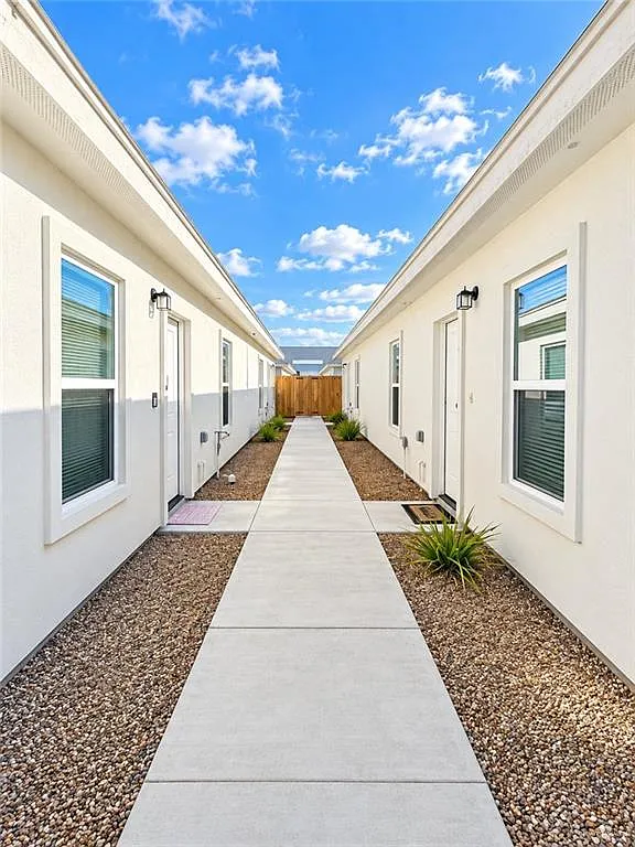2 bed, 2.0 bath, 913 sqft, $1,150 — Photo 2