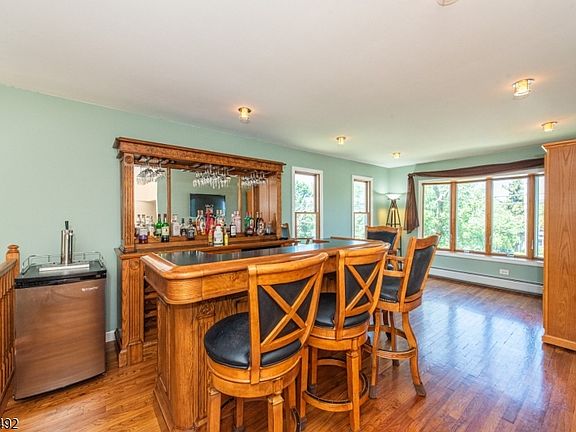 5th image of 44 Molinari Dr