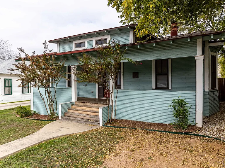 1121 E Crockett St — Photo 2