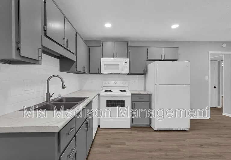 111 E Mell St #7 — Photo 9