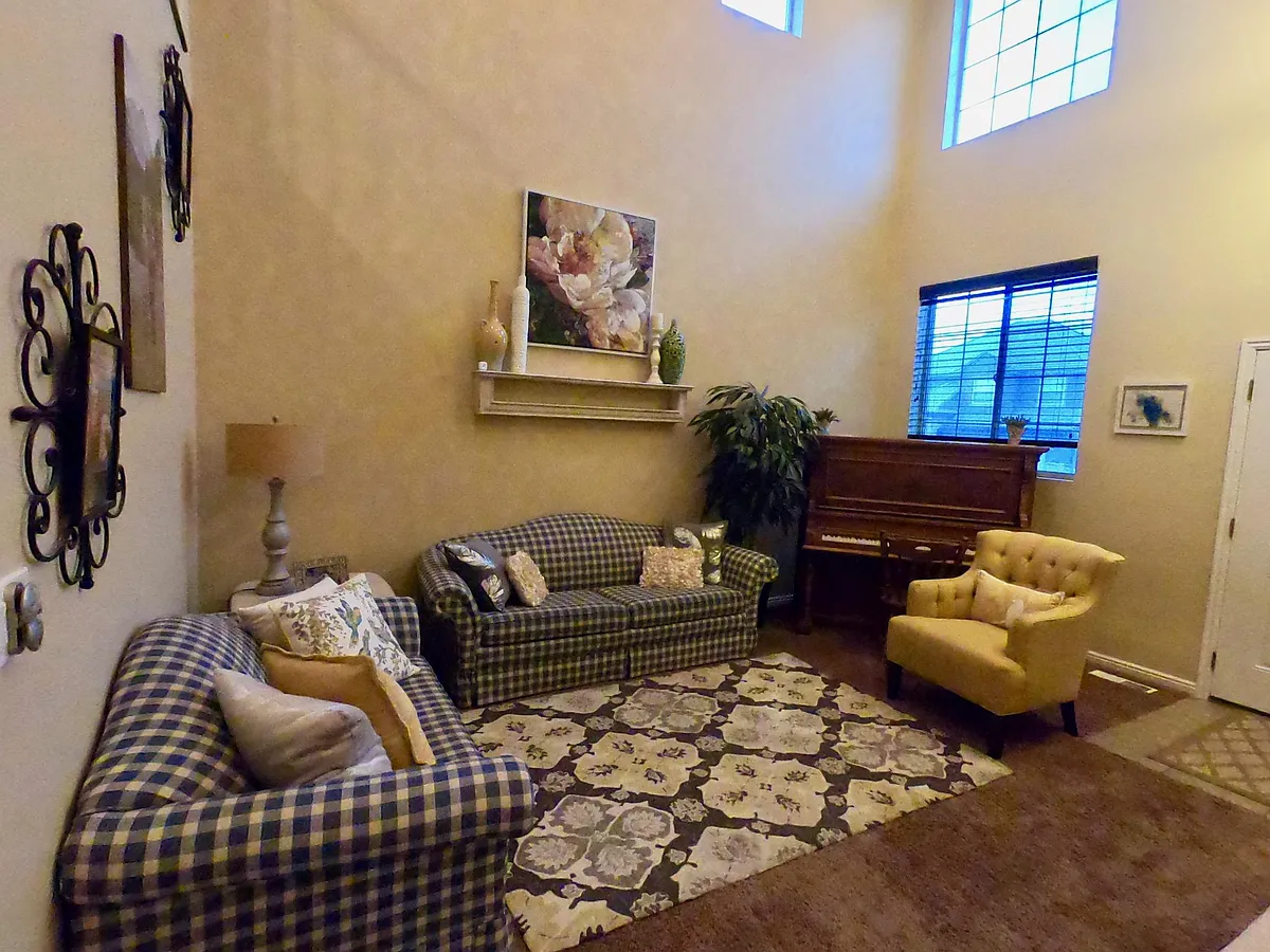 Entry way/living room with vaulted ceilings open to loft - 1943 E Fielding Hill Ln