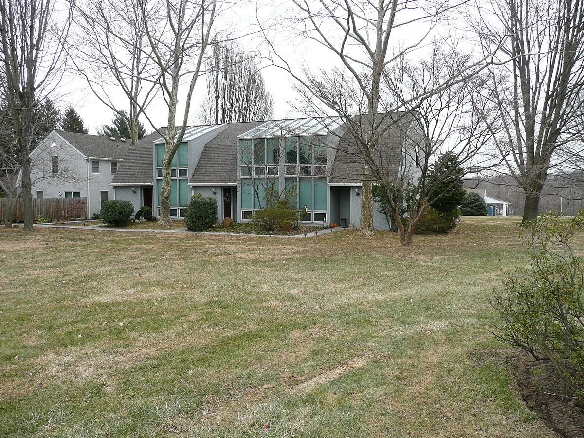 Photo 1 of 18 - 434 E North Ln #C2 - Conshohocken, PA Primary Photo - 434 E North Ln #C2
