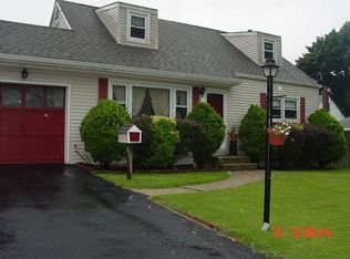 14 Brookes Rd, North Babylon, NY 11703