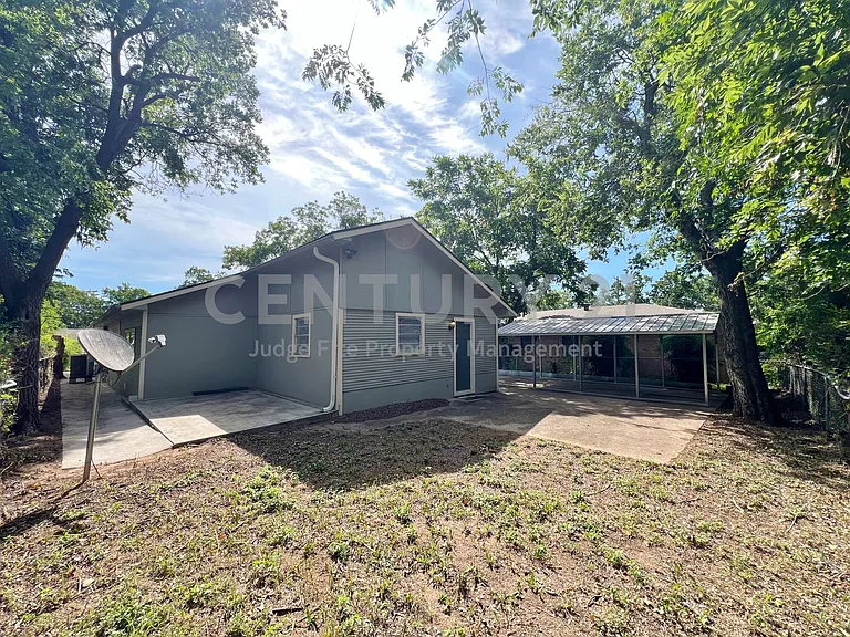 450 Everett St — Photo 19