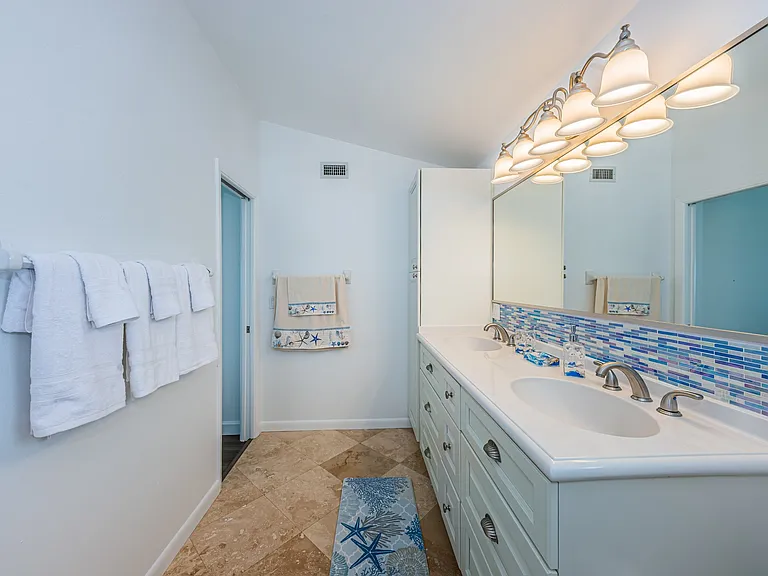 8432 W Gulf Blvd — Photo 13