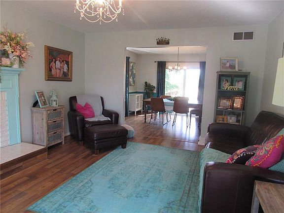 3rd image of 1810 Grandview Dr