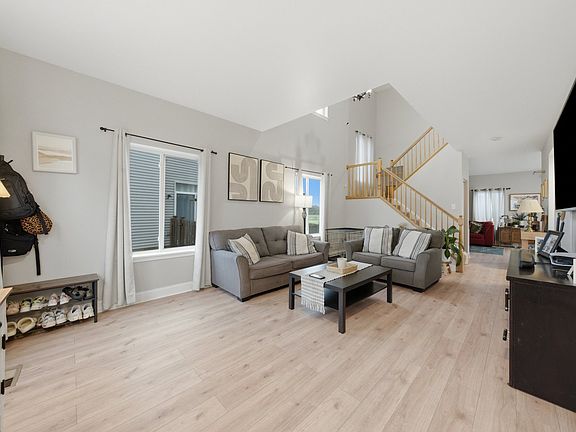 4th image of 388 Richmond Dr