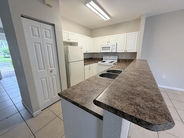 933 NE 42nd Ave — Photo 5