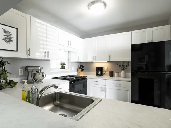CenterPointe Apartments & Townhomes