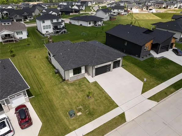 5008 152nd St, Urbandale, IA 50323