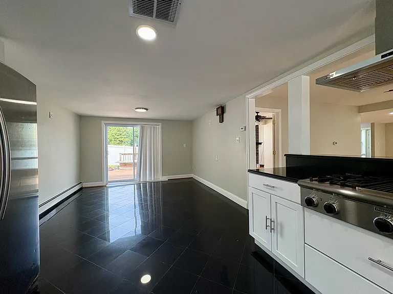 1318 Salem St — Photo 5