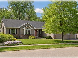 1031 Falls Curv, Chaska, MN 55318